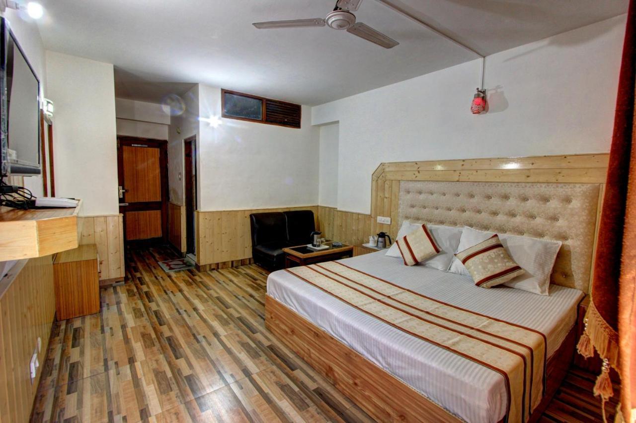 Hotel Highway Inn Manāli Kültér fotó
